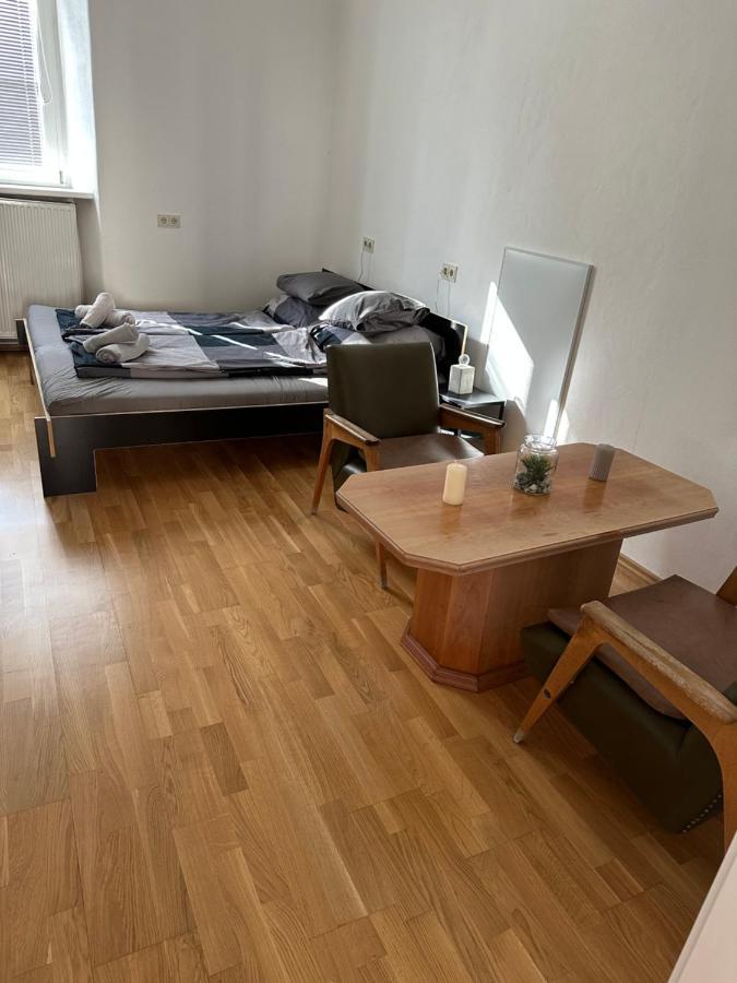 Central Plaza Mini Apartment 1 Брукк-ан-дер-Лайта Экстерьер фото